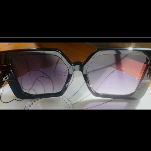 Chunky 90’s style sunglasses - Picture 3 of 6